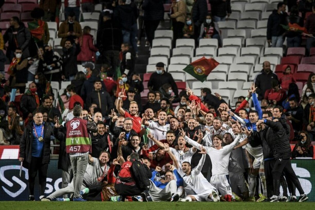 La joie des Serbes, vainqueurs du Portugal, 2-1, et qualifiés pour la Coupe du monde 2022 au Qatar, le 14 novembre 2021 à Lisbonne