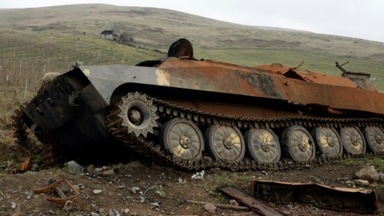 En zerstéierte Panzer an der Grenzregioun.