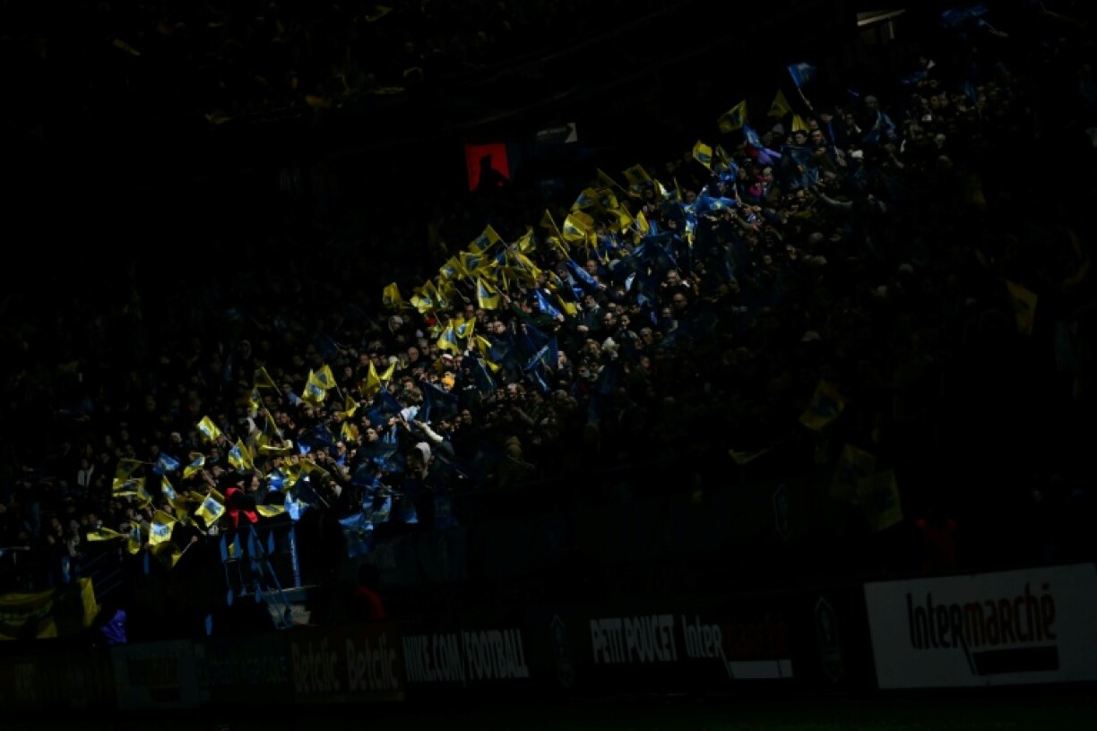 Des supporters de Bayeux dont l'équipe s'est inclinée en 16e de finale de la Coupe de France face à l'OM (9-0), le 13 janvier 2026 à Caen