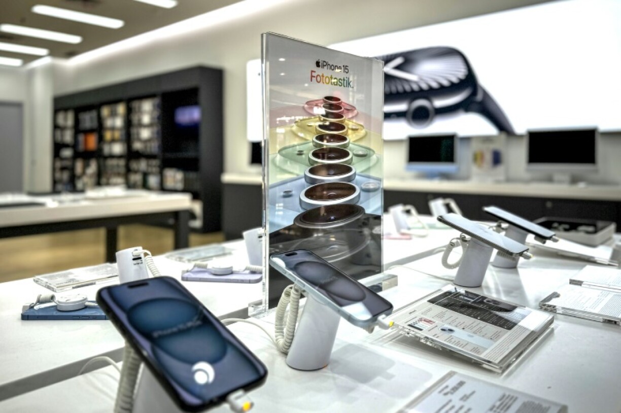 A store offers Apple products by displaying the latest models they sell to provide a user experience in Jakarta on February 26, 2025