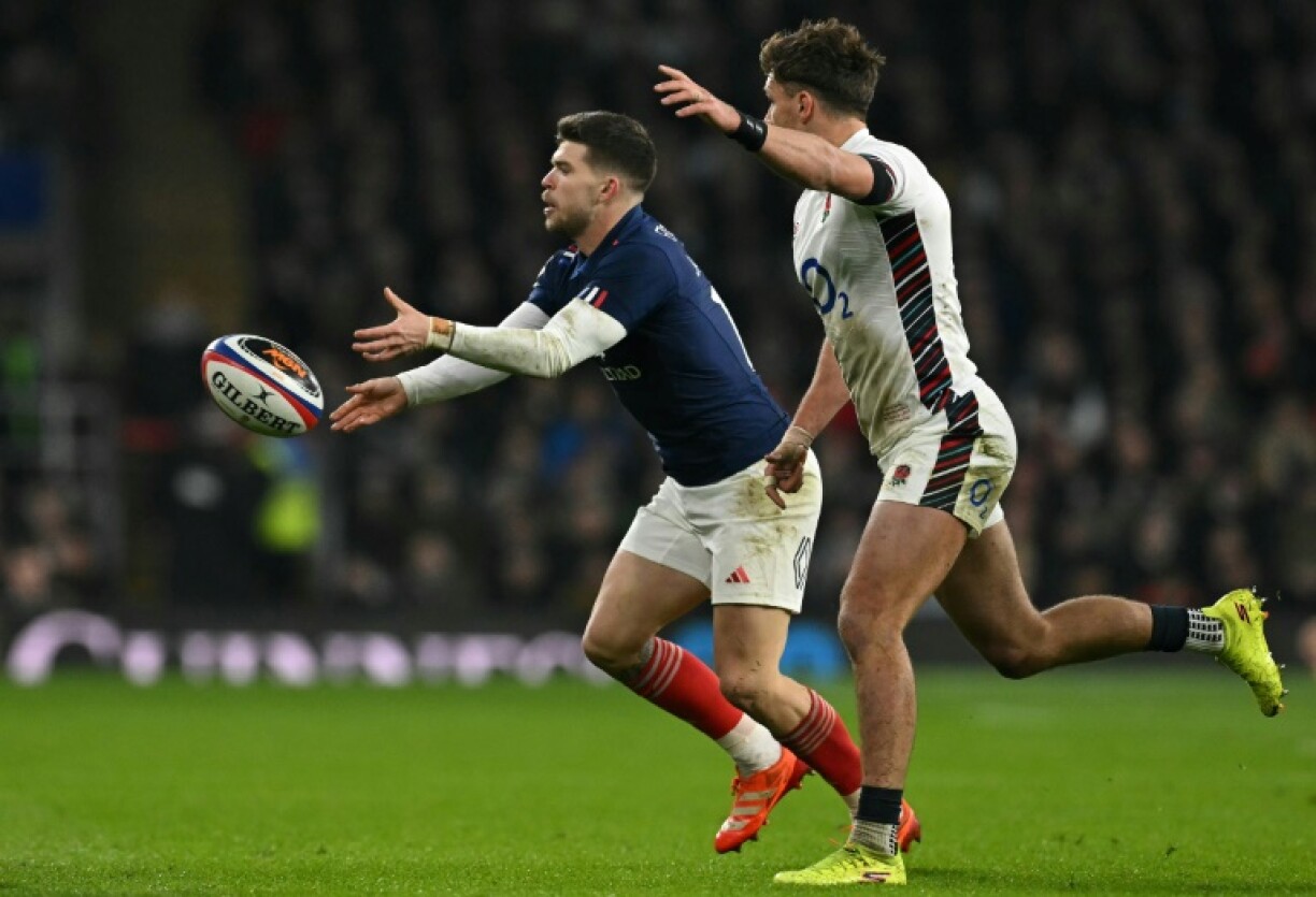 Matthieu Jalibert (in blue) had a mediocre game in France's 26-25 loss to England at Twickenham