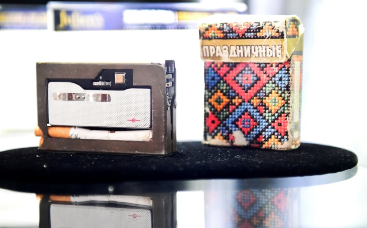 Un paquet de cigarettes dissimulant un appareil photo, utilisé par les agents secrets du KGB durant la Guerre froide, est exposé par la maison de vente Julien's Auctions à Beverly Hills (Californie), le 8 février 2021