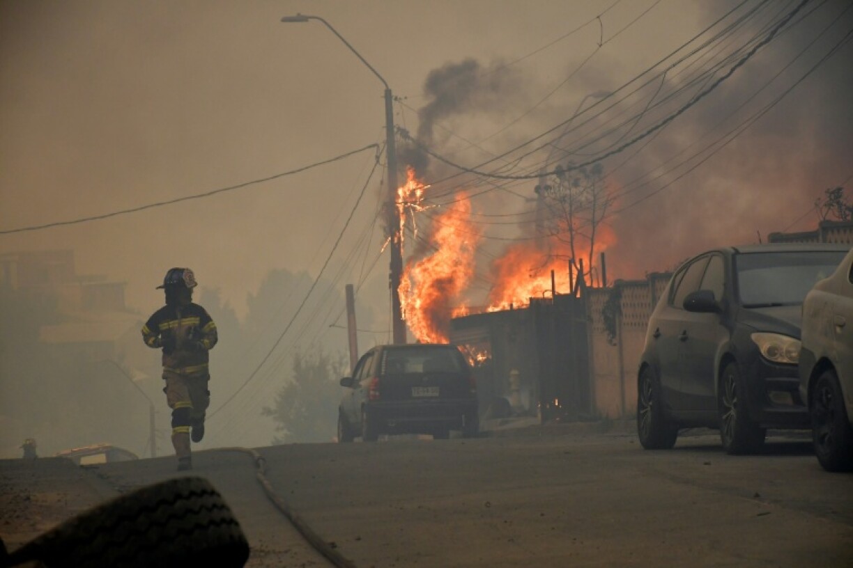 Les feux de forêt gagnent des habitations à Concepcion, au Chili, le 18 janvier 2026
