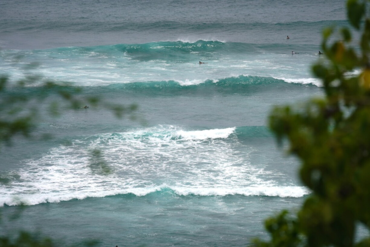 Des fortes vagues au large de Diamond Head Beach Park, à Honolulu, le 6 septembre 2026 sur l'île d'Hawaï à l'approche de l'ouragan Lowell