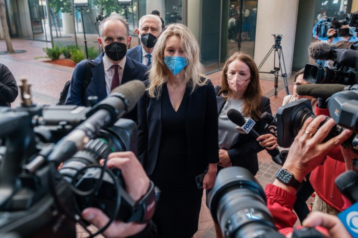 Elizabeth Holmes, la fondatrice de la start-up Theranos, arrive au tribunal de San Jose pour la sélection du jury dans son procès pour fraude, le 31 août 2021