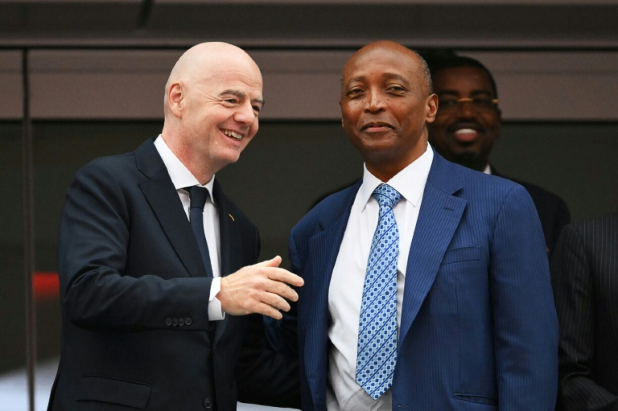Le président de la FIFA, Gianni Infantino (g.), et le président de la Confédération africaine de football (CAF), Patrice Motsepe, discutent avant une rencontre de la Coupe du monde 2026 à Inglewood (Californie), le 28 juin 2026