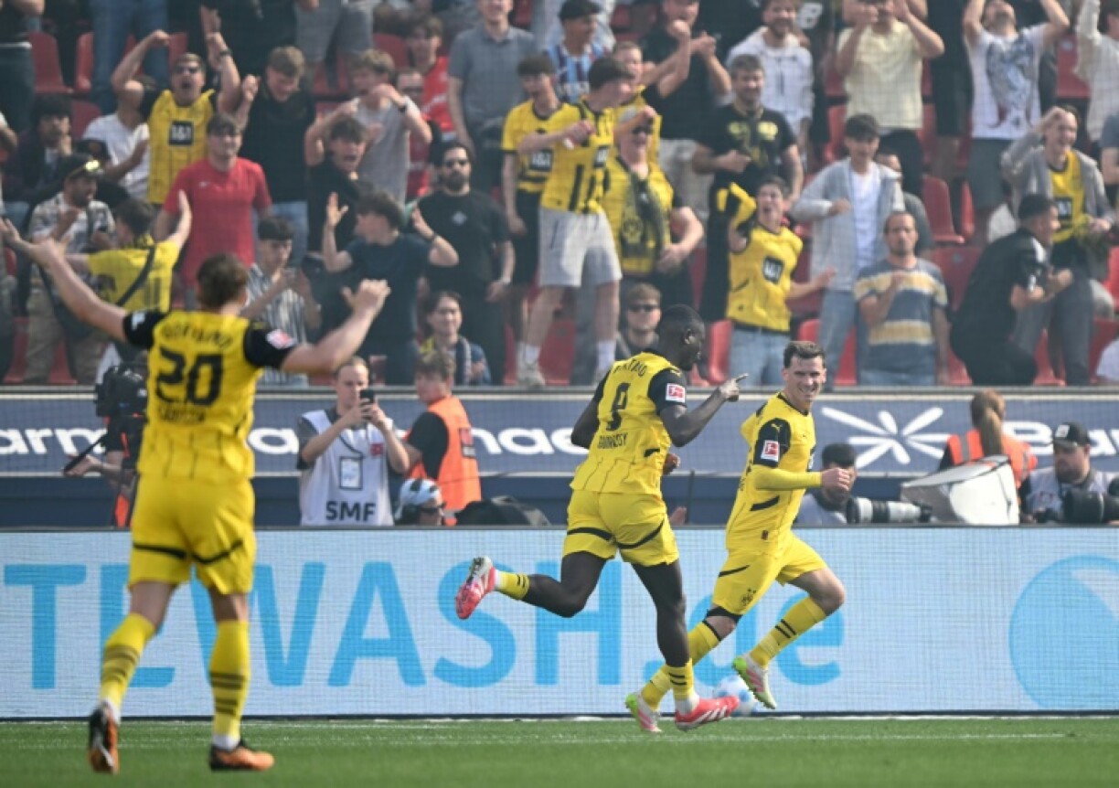 Serhou Guirassy (C) scored Dortmund's fourth goal at Leverkusen