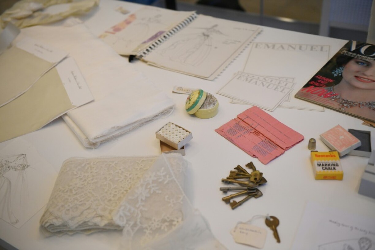 Fournitures utilisées dans l'atelier des stylistes Elizabeth et David Emmanuel, sont présentées dans le cadre de l'exposition sur les créateurs de la famille royale, à Londres, le 2 juin 2021
