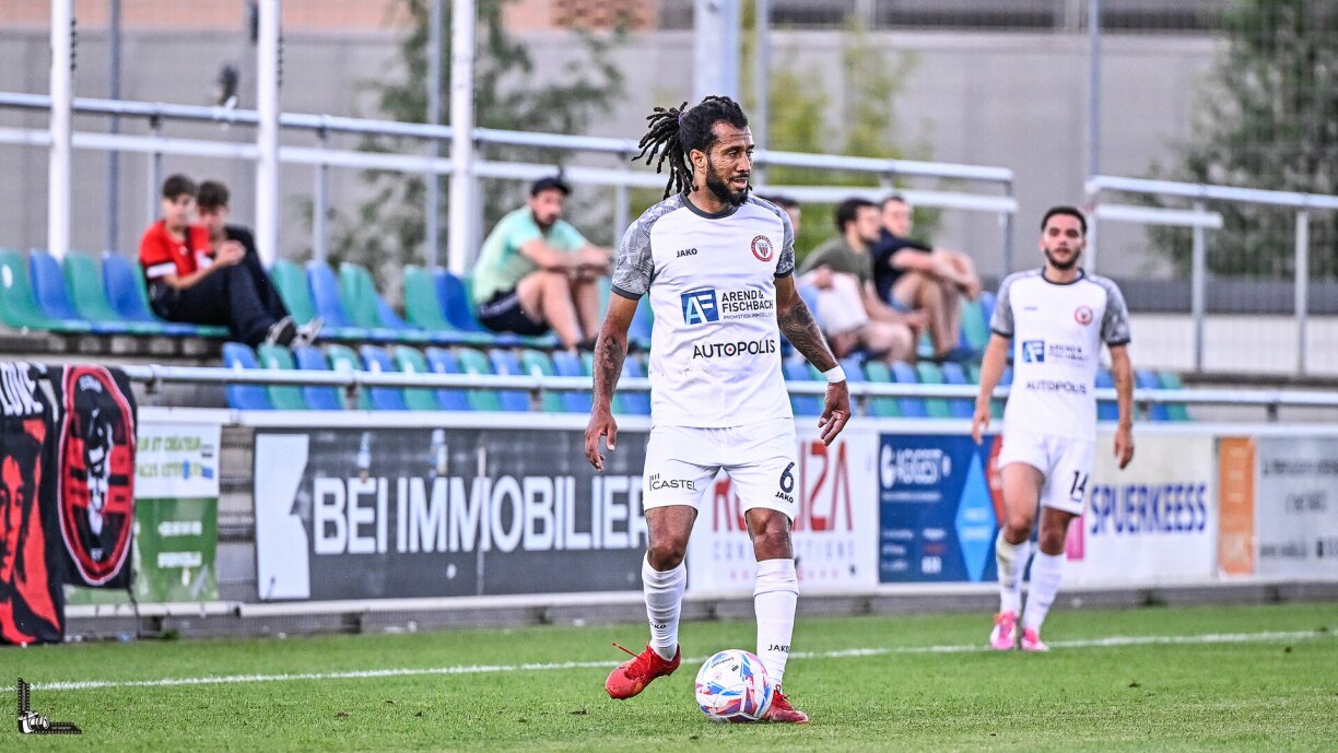 Vova, averti très tôt dans le match, a dû davantage se surveiller par la suite, mais Strassen a sorti un match consistant à Dundee United