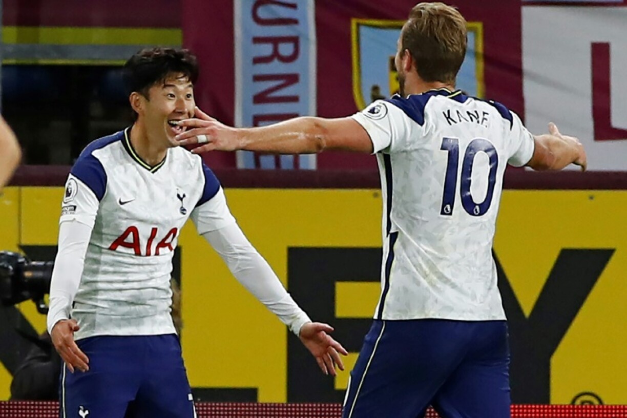 Sur un corner sortant venu de la droite, l'attaquant de Tottenham, Harry Kane (d), a effectué une remise de la tête vers le deuxième poteau qui a été coupée par Son Heung-Min (g), pour l'unique but du match (76e), à Burnley, le 26 octobre 2020
