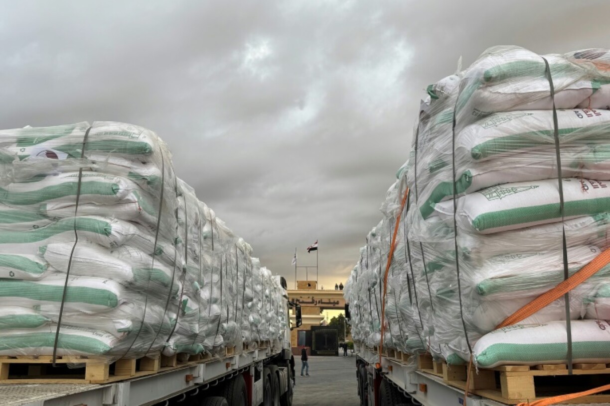 International aid agencies say they are ready to pour food aid into Gaza, parts of which are facing famine