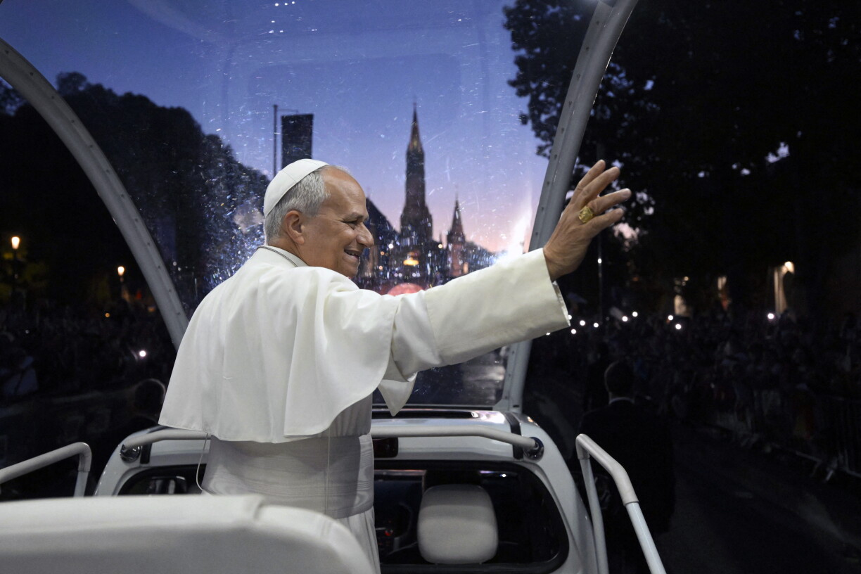 Le pape Léon XIV arrive à la grotte des apparitions de Massabielle, au sanctuaire de Notre-Dame de Lourdes.