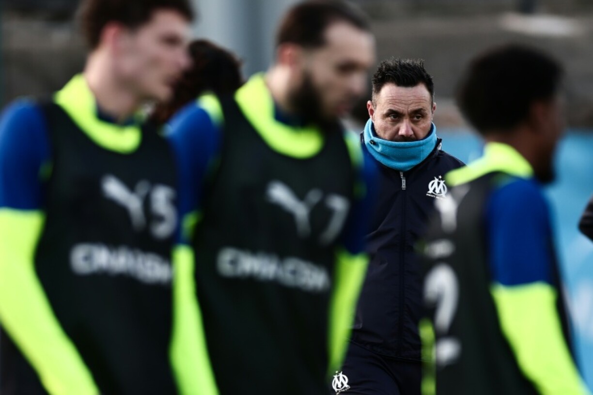 Roberto De Zerbi pendant un entraînement de l'OM à Marseille, le 20 janvier 2026