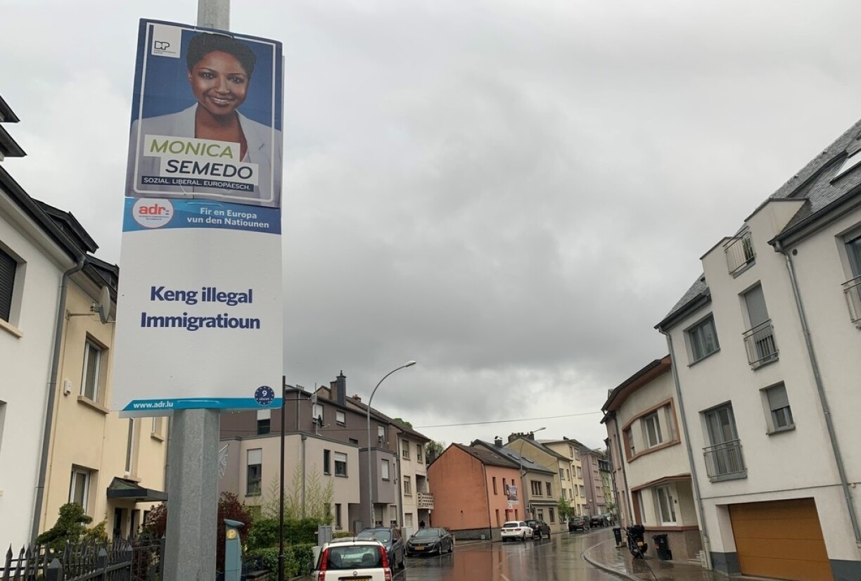 Zwee Plakater en Donneschdeg de Mëtteg am Rollengergronn.