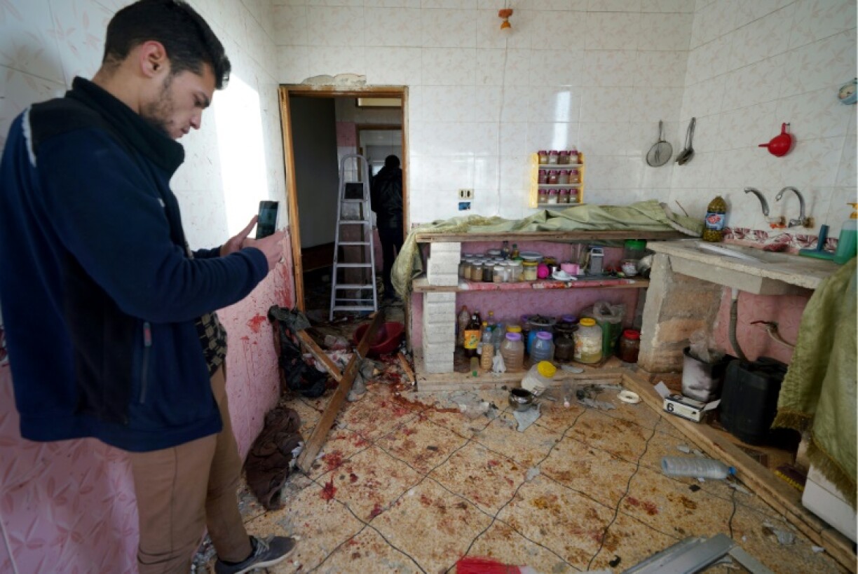 Un habitant photographie l'intérieur d'un bâtiment visé par une opération des forces spéciales américaines, le 3 février 2022 à Atmé, en Syrie, où treize personnes dont sept civils ont perdu la vie