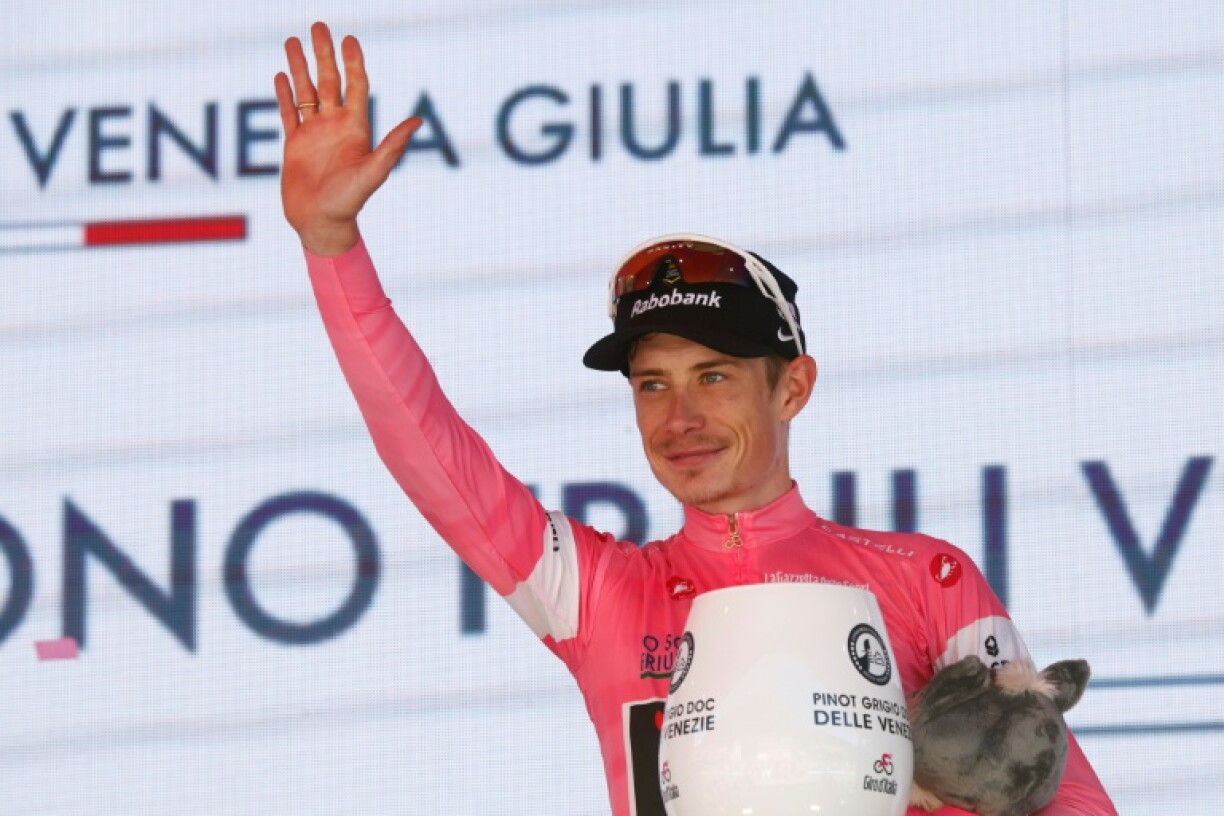 Jonas Vingegaard célèbre sa prise de pouvoir sur le podium à l'issue de la 14e étape du Tour d'Italie, le 23 mai 2026 à Pila