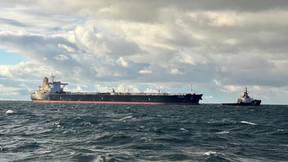 Une photo publiée par le Centre de commandement allemand pour les urgences maritimes (Havariekommando) le 10 janvier 2025 montre le pétrolier en détresse Eventin tiré par un remorqueur en mer Baltique, proche de l'île allemande de Rügen