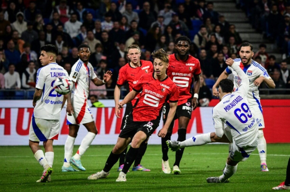 Georges Mikautadze (2nd-R) volleyed home a fine fourth goal for Lyon against Rennes