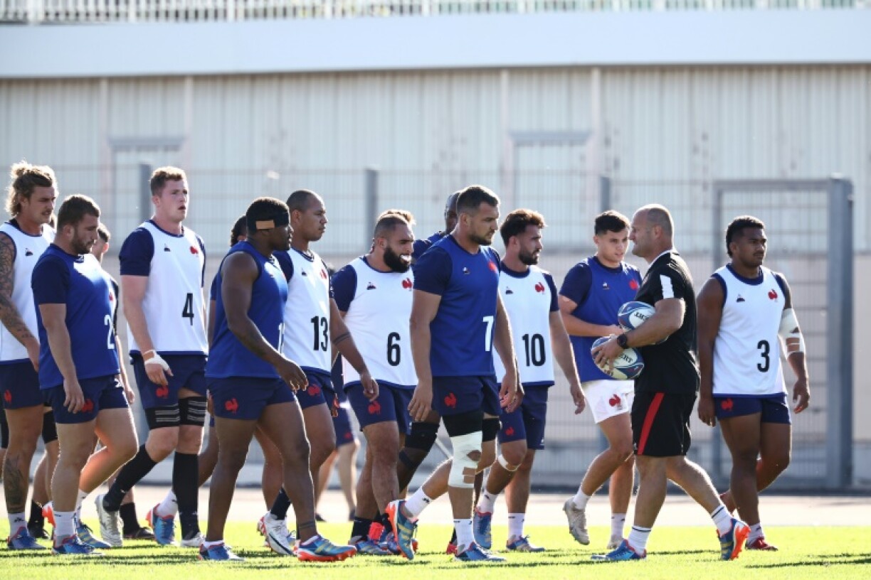 L'entraîneur assistant William Servat, à droite, devant les joueurs de l'équipe de France de rugby au stade Georges Carcassonne d'Aix-en-Provence le 26 septembre 2023