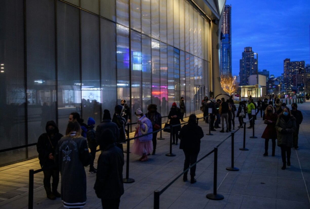 Une vingtaine de personnes attendent de pouvoir pénétrer dans l'enceinte du