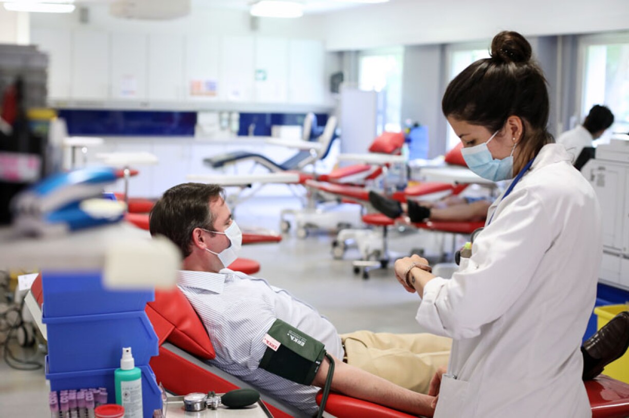 Hereditary Grand Duke Guillaume donating blood in Luxembourg