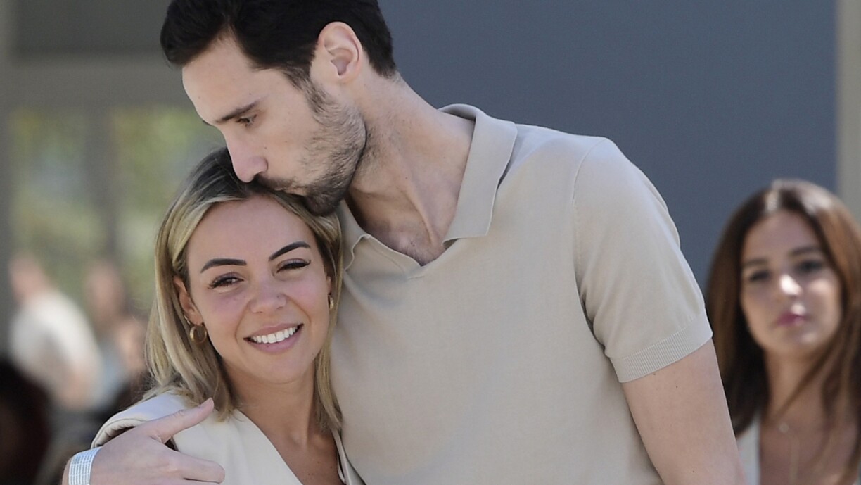 Sergio Rico accompagné de sa femme à sa sortie de l'hôpital.