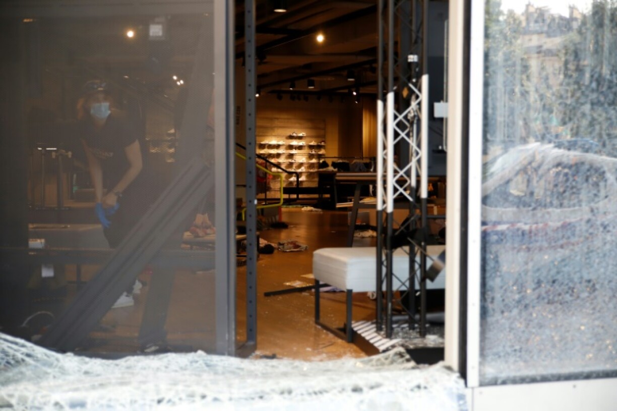 Un employé dans un magasin pillé du Forum des Halles après les émeutes causées par la mort de Nahel tué par un policier, le 30 juin 2023 à Paris