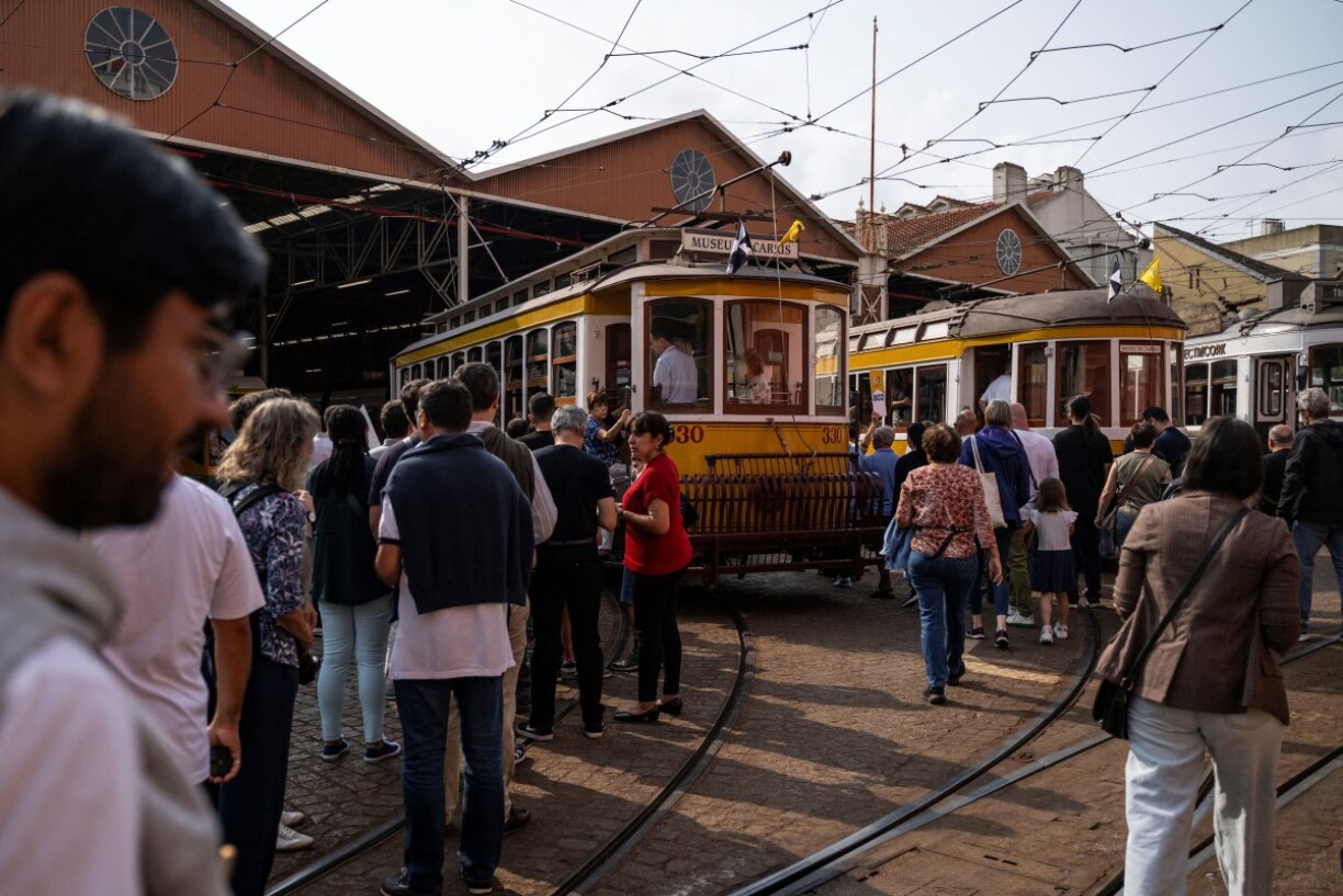 Une foule dense attend pour monter dans le tram, lors de la parade annuelle du tram historique de Lisbonne.
