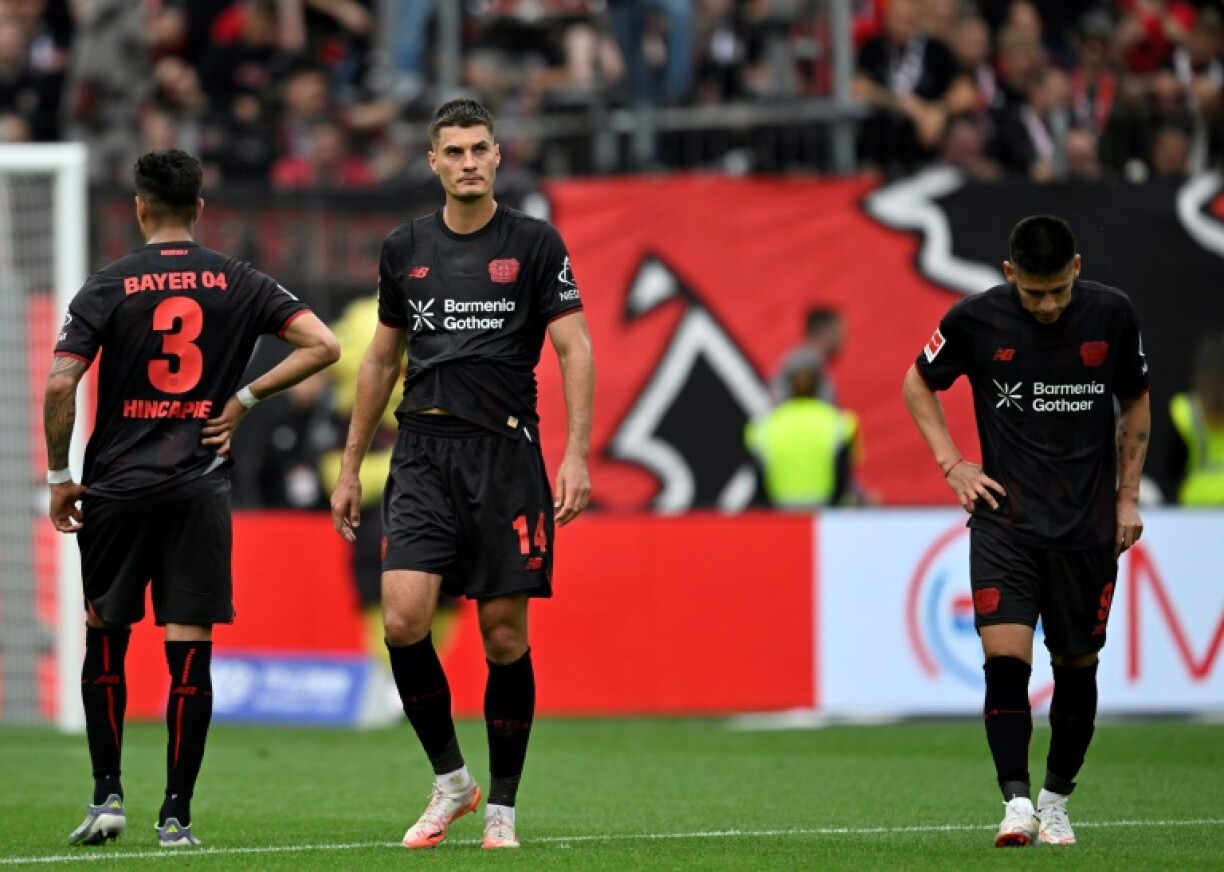 L'attaquant du Bayer Leverkusen Patrik Schick (de face) lors de la défaite des siens contre Hoffenheim en Bundesliga le 23 août 2025 à Leverkusen (Allemagne)