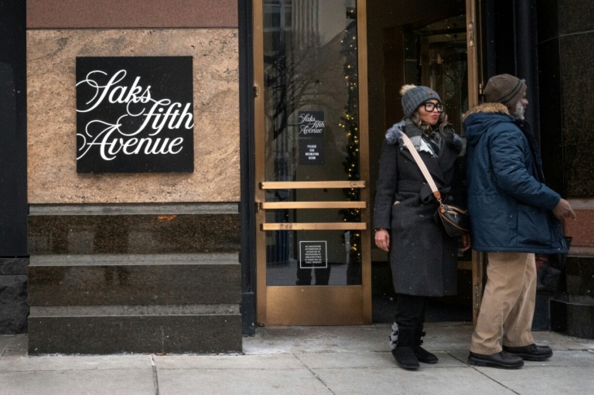 Des clients quittant un magasin Saks Fifth Avenue à Chicago (Etats-Unis) le 30 décembre 2025