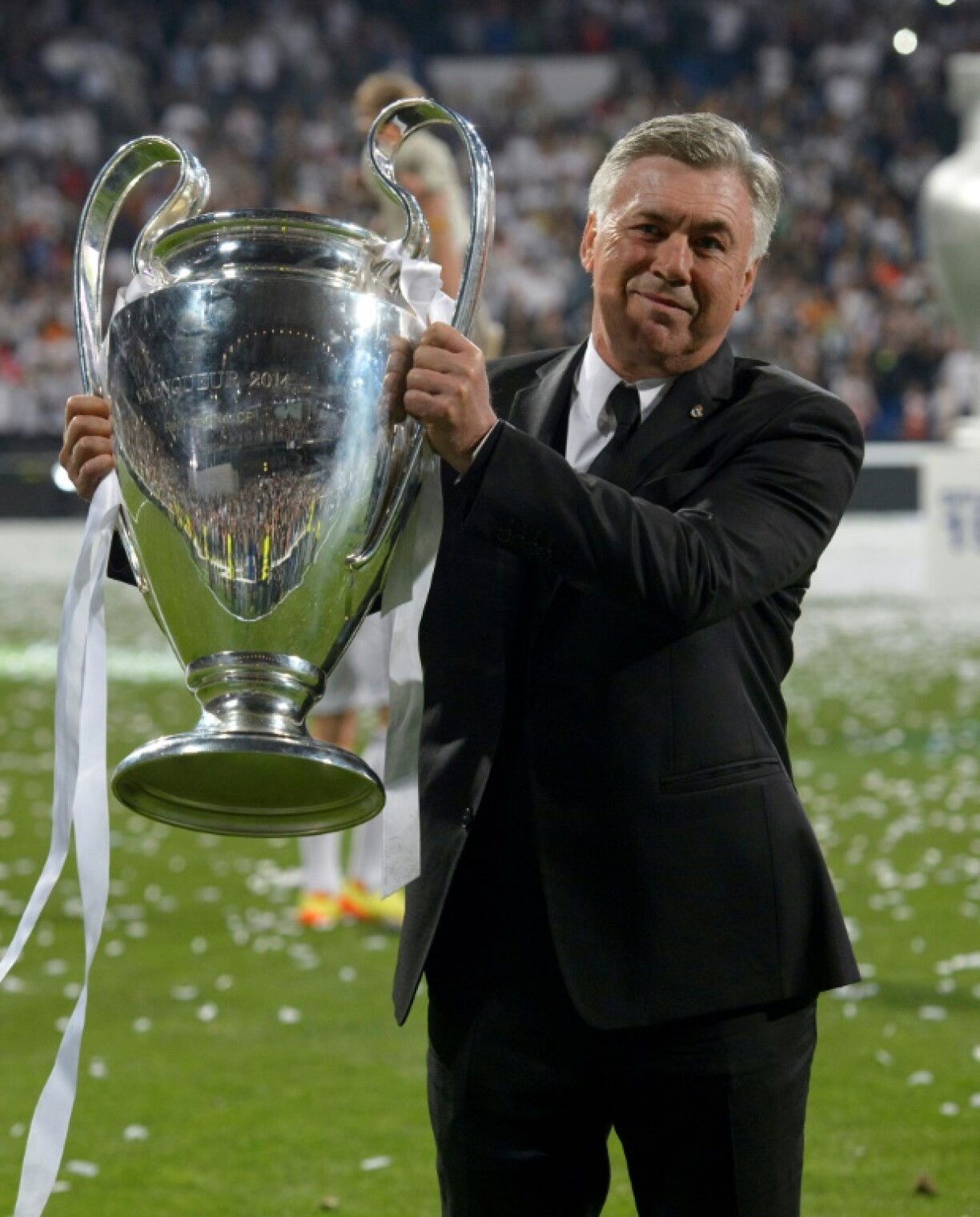 L'entraîneur italien du Real Madrid, Carlo Ancelotti, soulève le trophée de la Ligue des Champions, après la victoire en finale face à l'Atlético Madrid, le 24 mai 2014 à Lisbonne