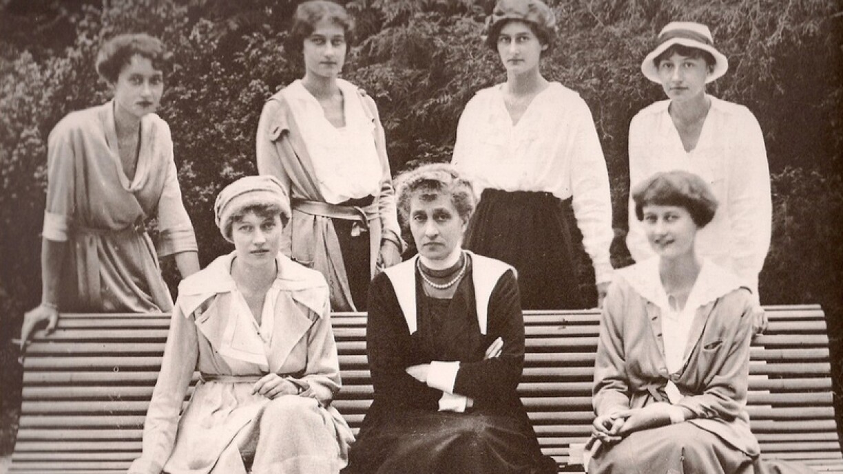 Grand Duchess Marie Anne with her six daughters in 1920 during the reign of Grand Duchess Charlotte.