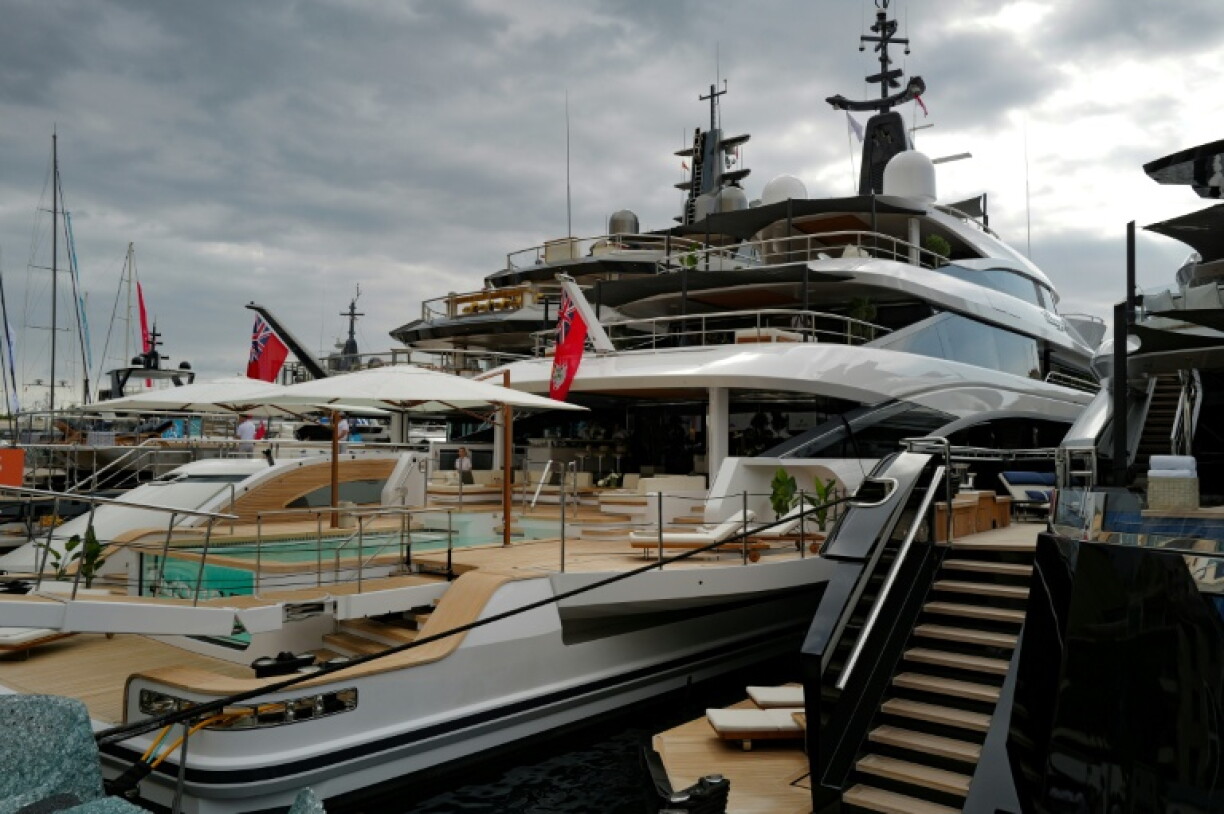 Un superyacht doté d’une piscine est amarré au port Hercule, à Monaco, à l’occasion du Monaco Yacht Show, le 23 septembre 2026