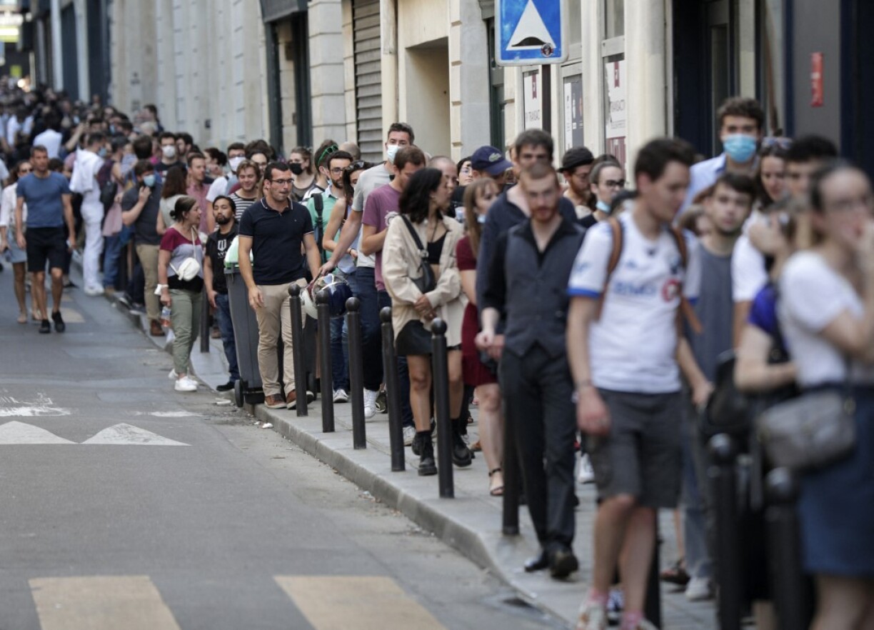 Les fans font la file pour assister à l'avant-première du film Kaamelott à Paris le 20 juillet 2021