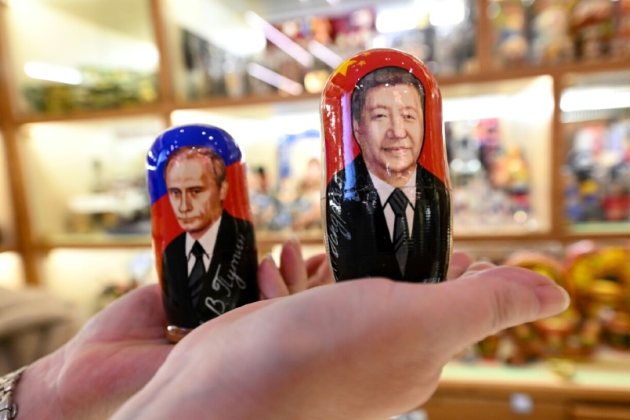 Des poupées russes traditionnelles à l'effigie de Xi Jinping et Vladimir Poutine, le 20 mars 2023 dans un magasin de souvenirs à Moscou