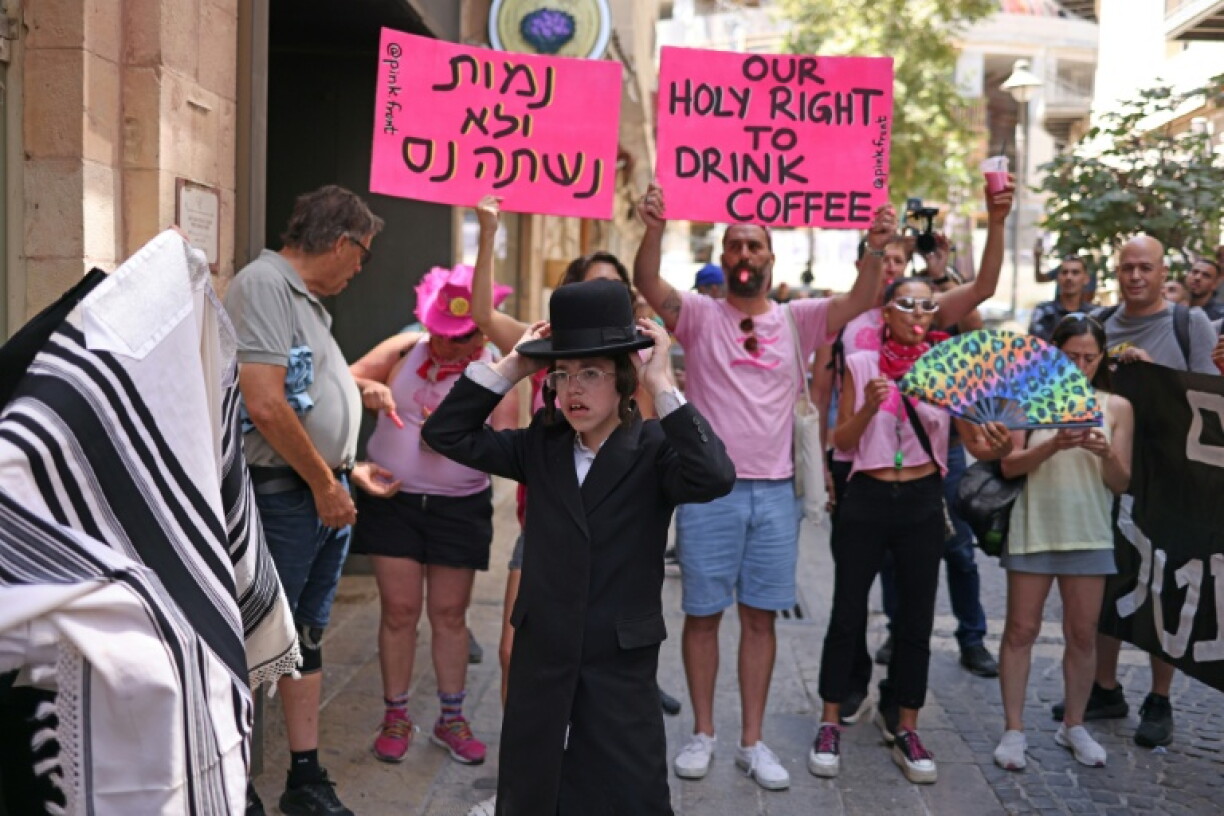 Des manifestants ultra-orthodoxes protestent contre l'ouverture durant le shabbat, jour de repos hebdomadaire juif, d'un café tandis que des militants laïques organisent une contre-manifestation à Jérusalem, le 15 août 2026.