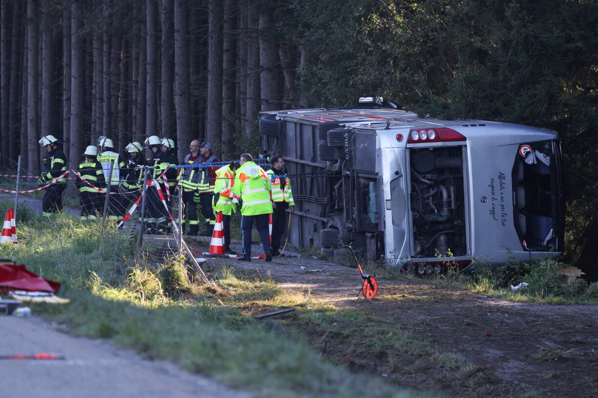 Les services de secours et les pompiers interviennent sur le lieu de l'accident près de Buchloe-Ost au bord de l'autoroute A96.