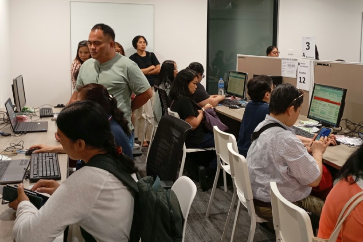 The Philippines' new online voting system has been marked by confusion and fears of disenfranchisement