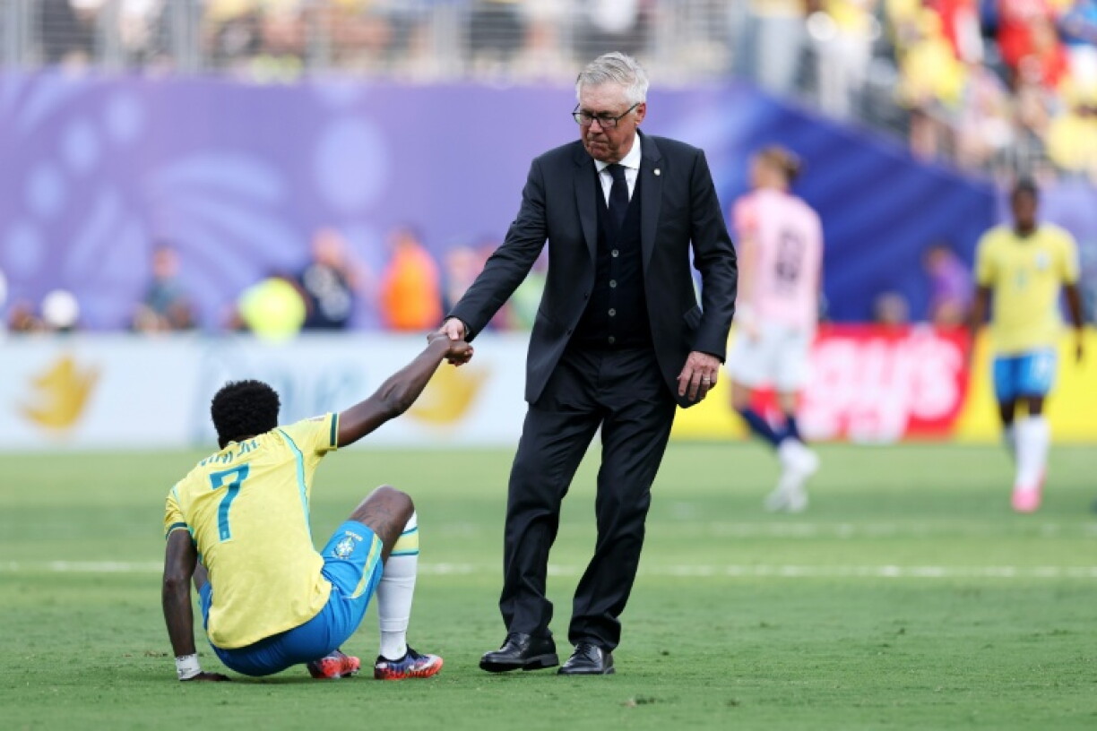 Le sélectioneur du Brésil, Carlo Ancelotti, relève l'ailier Vinícius Jr après l'élimination en 8e de finale du Mondial à East Rutherford (New Jersey) le 5 juillet 2026