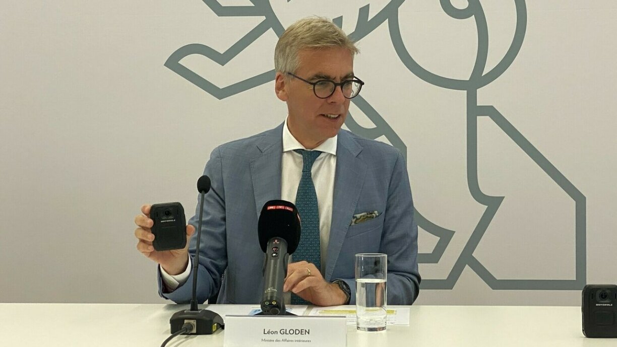 Léon Gloden, ministre de l'Intérieur, présente un prototype des bodycams utilisées à partir du 1er juillet 2025 par la police luxembourgeoise