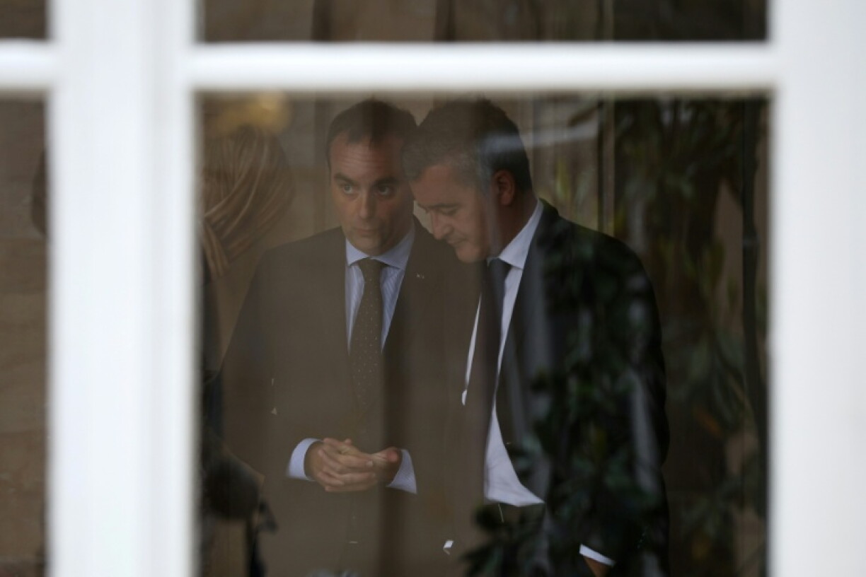 Le Premier ministre Sébastien Lecornu (G) et le ministre de la Justice Gérald Darmanain (D) à Matignon le 5 juin 2026