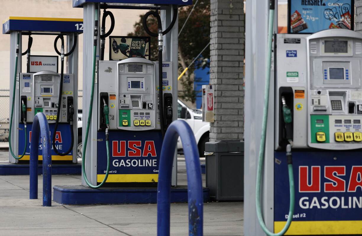 Ufank Mee huet een zu LA 4,45 US-Dollar fir eng Galloun (1,09 Euro pro Liter) missten ausginn. Esou deier war de Bensinn zanter 4 Joer net méi.