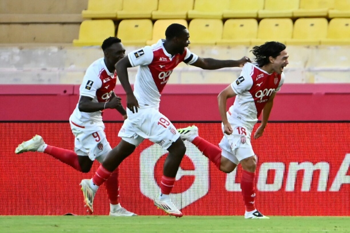 L'attaquant monégasque Takumi Minamino célèbre son but lors du match de Ligue 1 entre l'AS Monaco et le Racing Club de Strasbourg au stade Louis-II le 31 août 2025