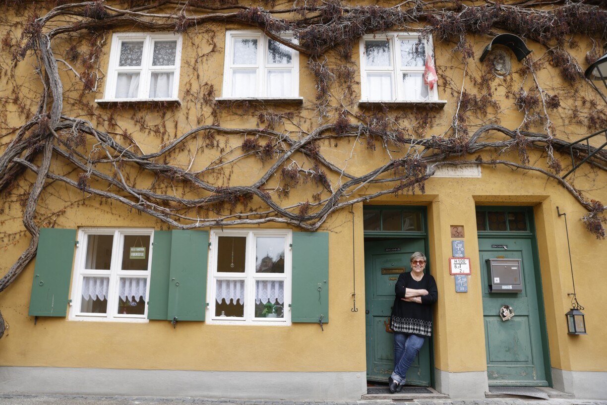 Martha Jesse, locataire d'un logement social dans la Fuggerei en Allemagne.