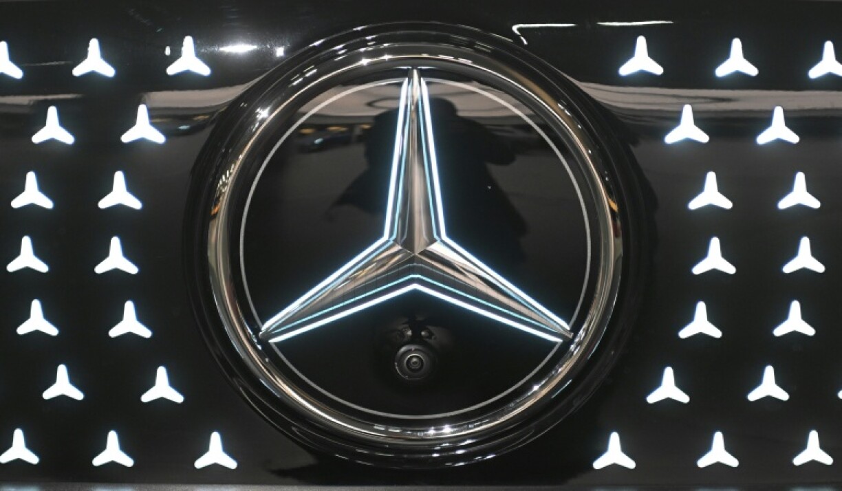 Le logo du groupe Mercedes-Benz AG, à Sindelfingen, avant la conférence annuelle sur les résultats du groupe, le 12 février 2026 en Allemagne