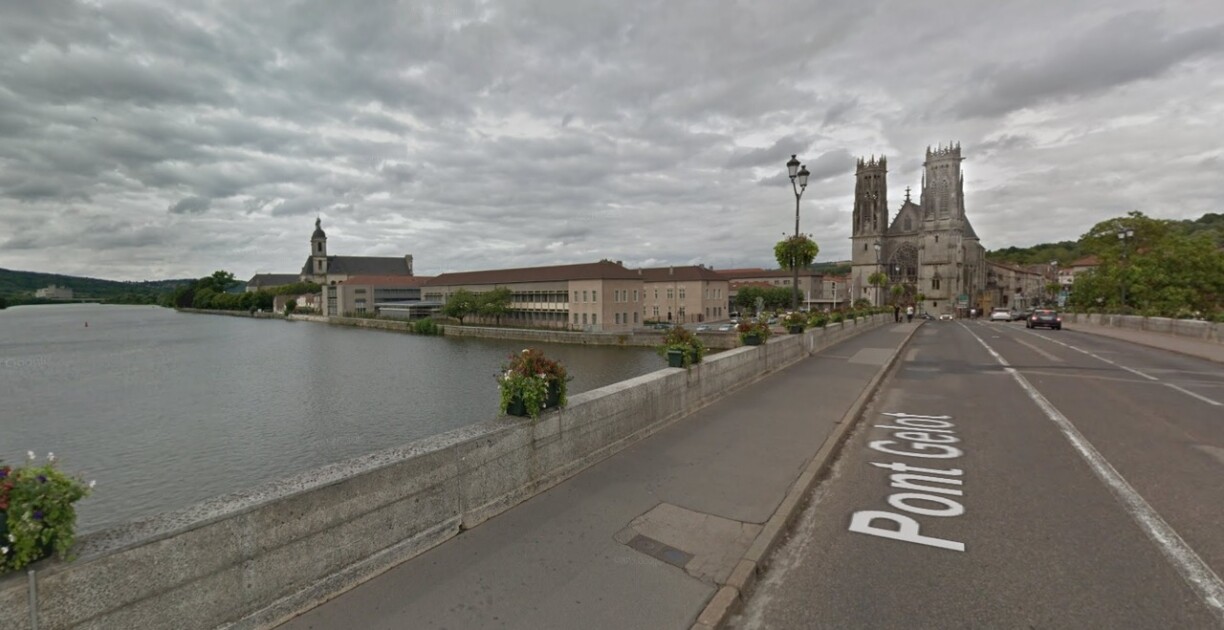 C'est près du pont Gelot qu'un promeneur dit avoir aperçu un corps flottant sur la Moselle.