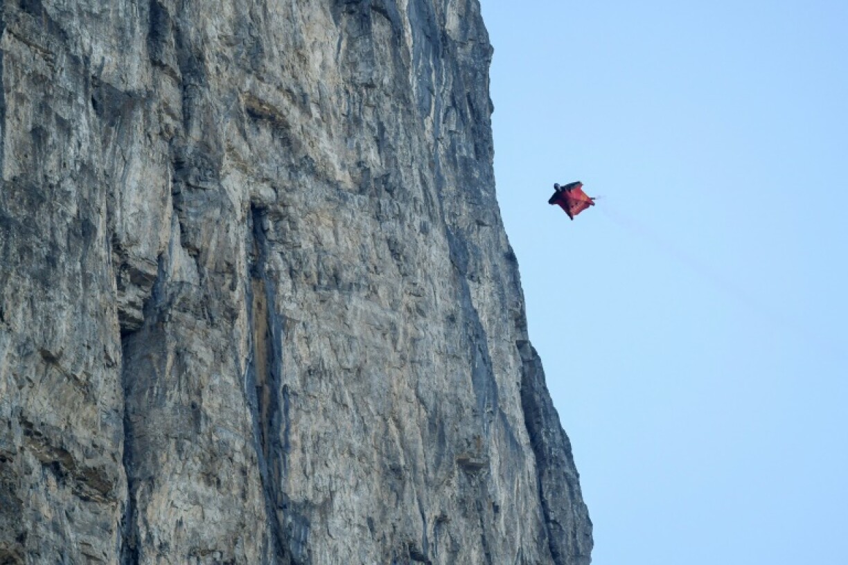 Zhang Shupeng en plein vol après avoir sauté du mont Tianmen, à Zhangjiajie, dans la province chinoise du Hunan, le 12 novembre 2020