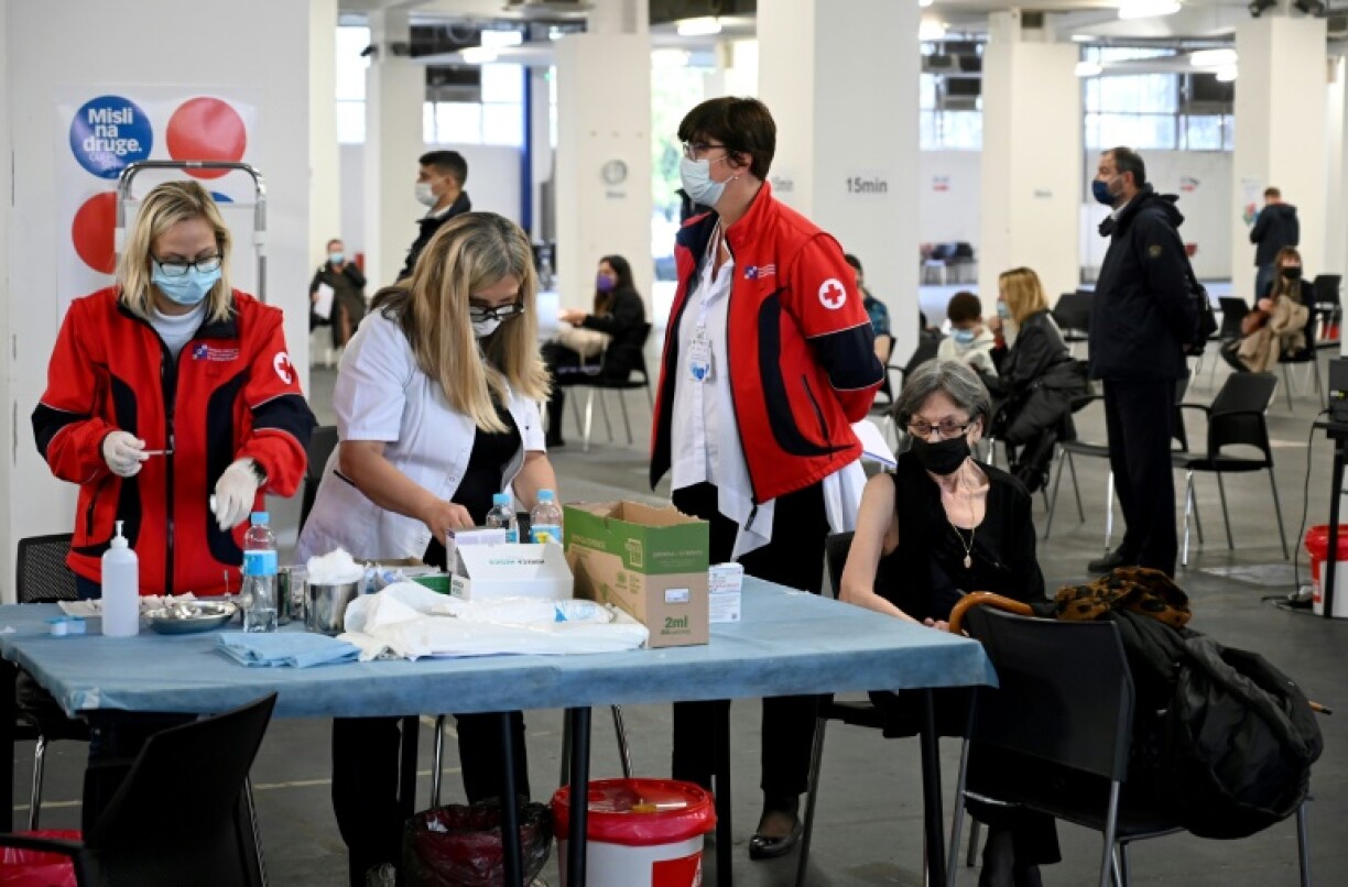 Une femme se fait vacciner contre le Covid-19 à Zagreb, le 22 octobre 2021
