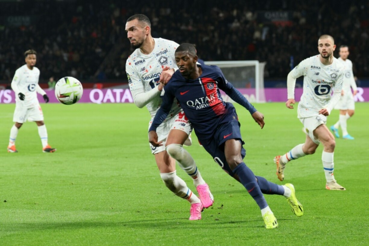 L'attaquant du Paris SG Ousmane Dembele déborde le milieu de terrain de Lille Nabil Bentaleb en Ligue 1 le 10 février 2024 au Parc des Princes à Paris