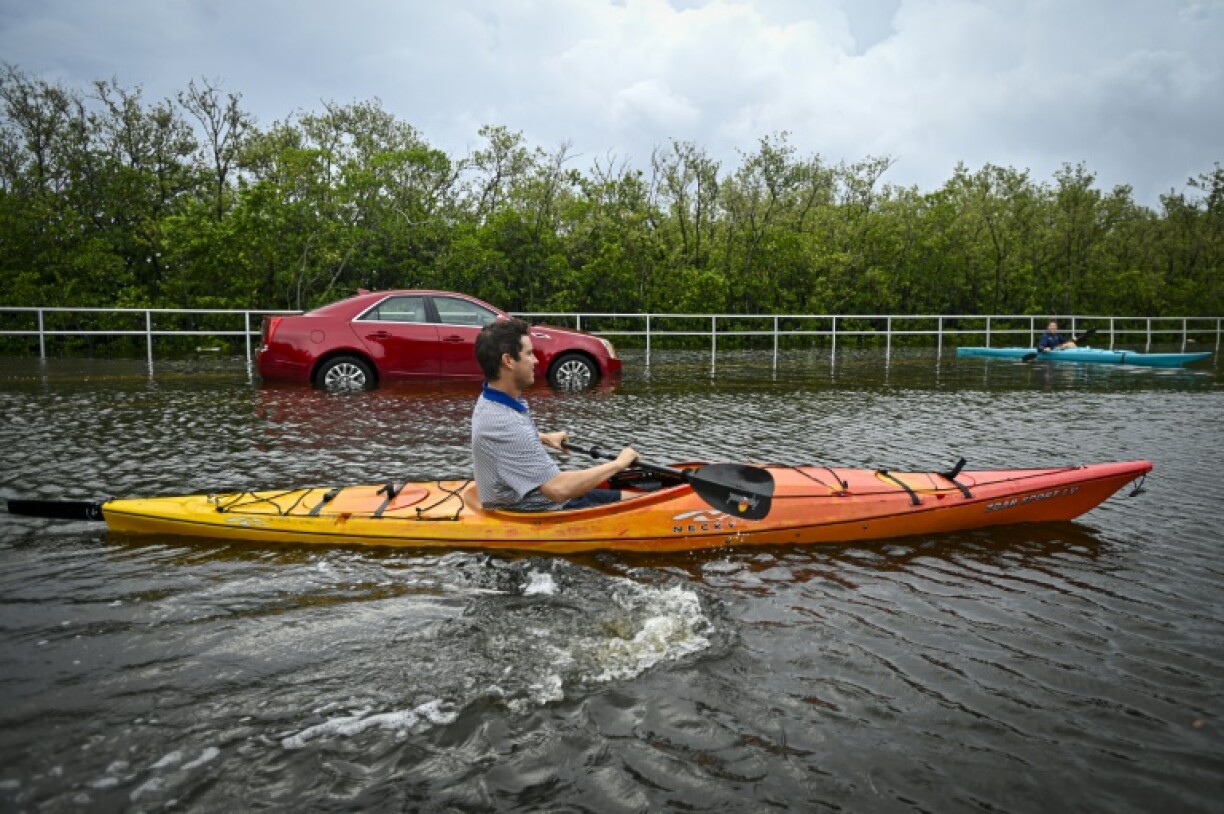 Un habitant fait du kayak dans une rue inondée à cause de l'ouragan Idalia, à Tampa en Floride, le 30 août 2023